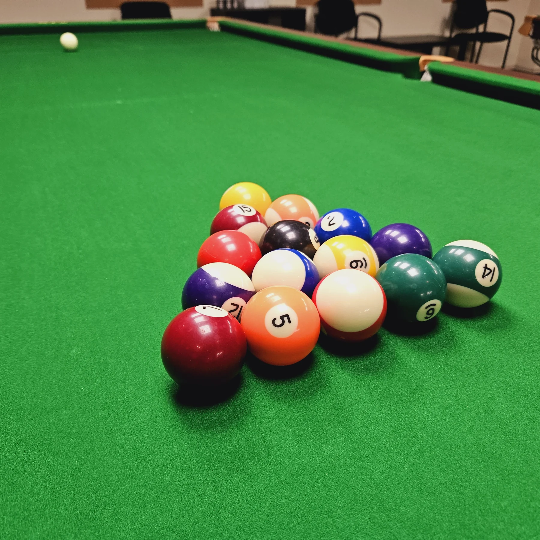 Bile do poolbilarda na stole w Klubie