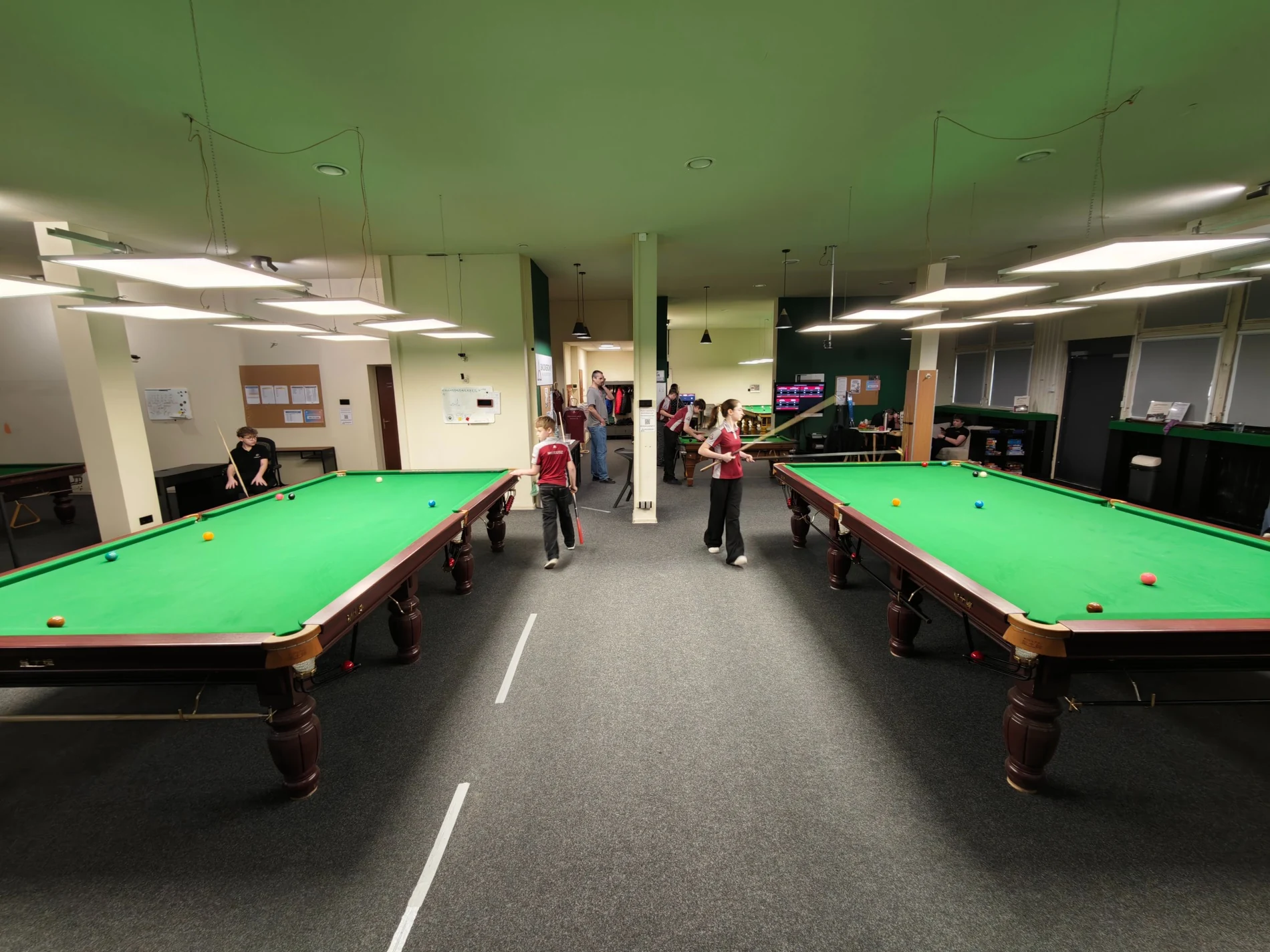 Przestrzeń pomiędzy stołami w Snookerowym Klubie Sportowym