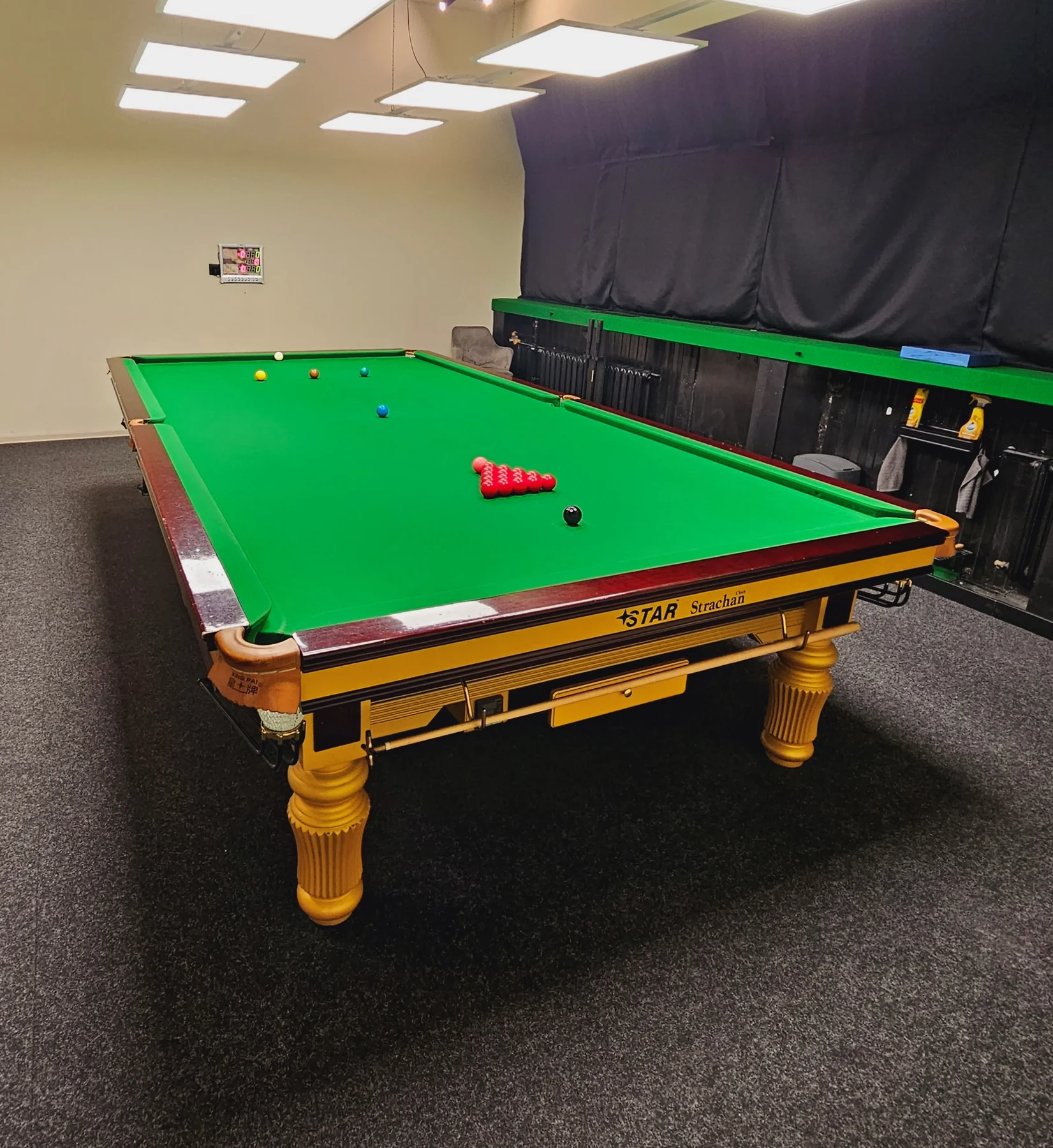 Stół nr 1 w Snookerowym Klubie Sportowym