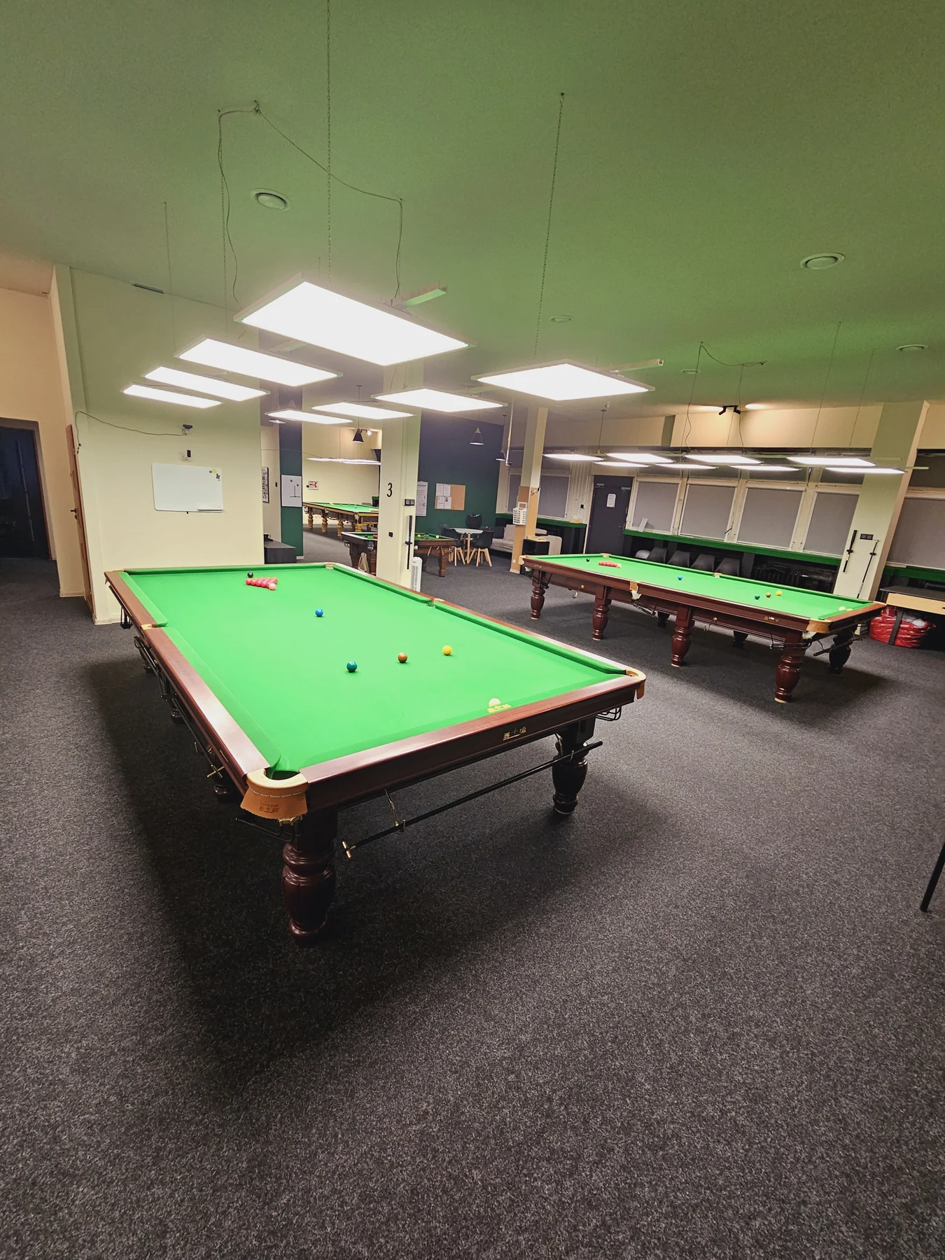 Pełnowymiarowy stół Star w Snookerowym Klubie Sportowym