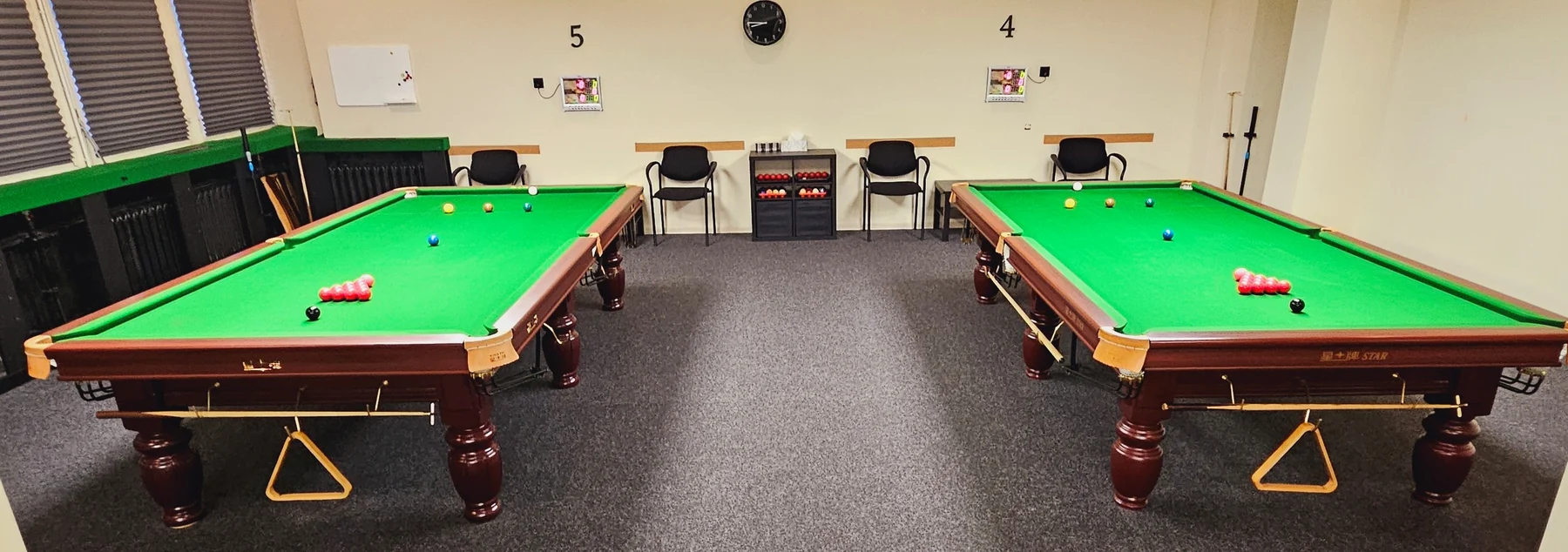Stoły nr 4 i 5 w Snookerowym Klubie Sportowym