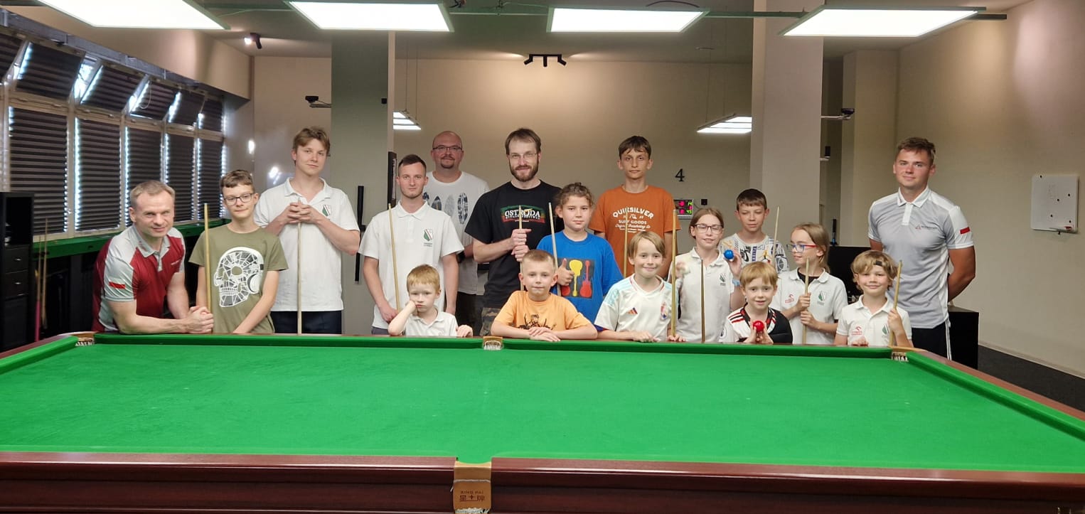 Uczestnicy zajęć grupowych w Snookerowym Klubie Sportowym
